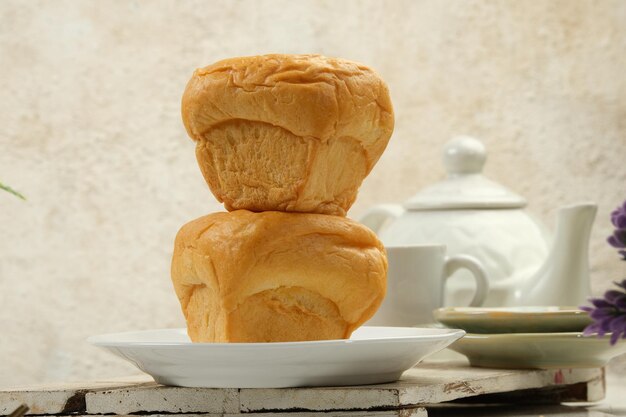 Foto il roti bluder o bloeder è un tipo di pane classico indonesiano la consistenza è molto morbida e soffice