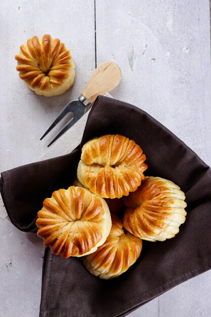 Roti coklat 또는 양모 롤 빵 초콜릿 필링을 곁들인 홈메이드 달콤한 번