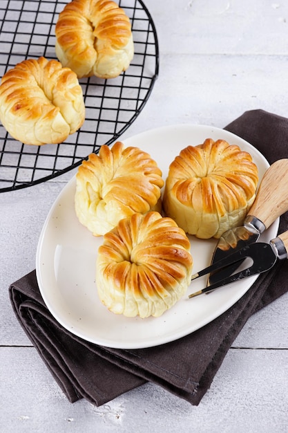 Roti coklat 또는 양모 롤 빵 초콜릿 필링을 곁들인 홈메이드 달콤한 번