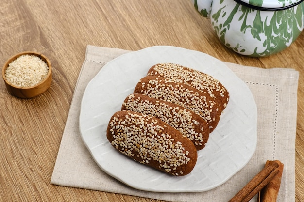 로티 감방 또는 계피로 맛을 낸 참깨를 곁들인 인도네시아 전통 간식 Ganjel Rel