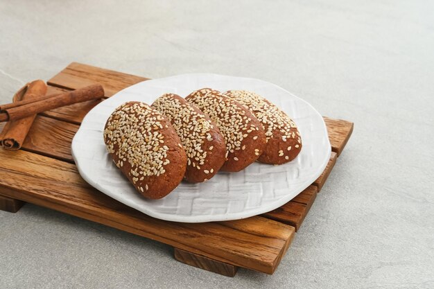 Roti Gambang Ganjel Rel은 계피로 맛을 낸 참깨를 곁들인 인도네시아 전통 간식입니다.