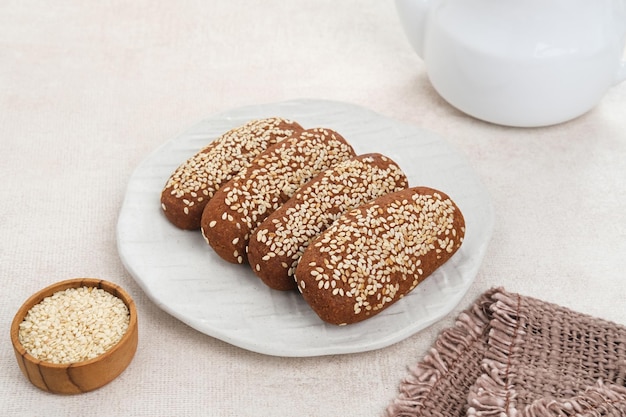 Roti Gambang of Ganjel Rel Indonesische traditionele snack met sesamzaadjes op smaak gebracht met kaneel