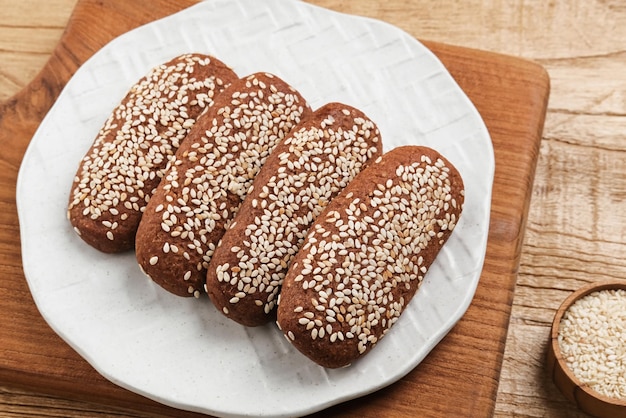 Roti Gambang of Ganjel Rel Indonesische traditionele snack met sesamzaadjes op smaak gebracht met kaneel