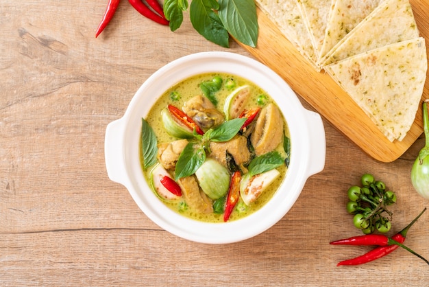 Photo roti and green curry with chicken