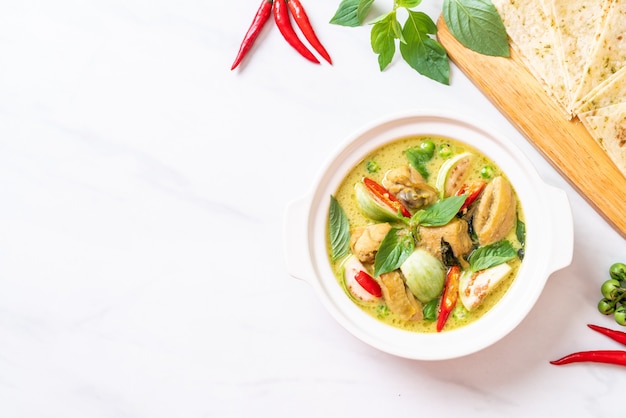 Photo roti and green curry with chicken