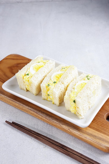 Roti lapis telur mayo Tamago Sando is een Japanse eiersandwich