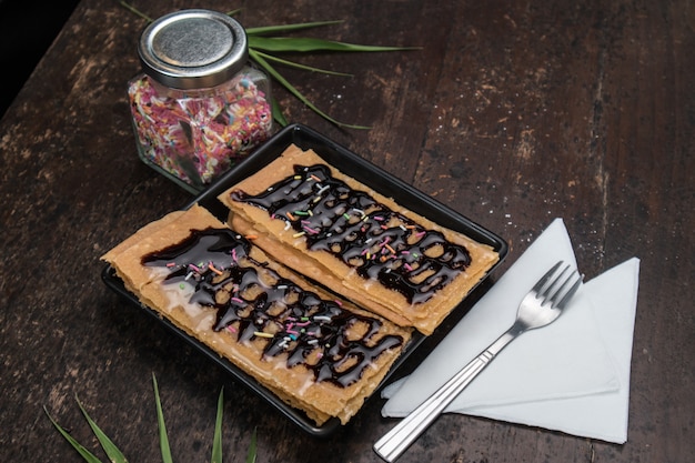 Foto roti met chocolade op zwarte schotel, indiaas eten