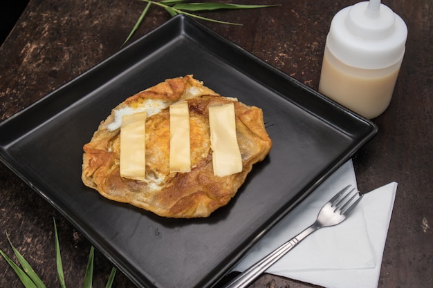 Foto roti op zwarte schotel, indiaas eten