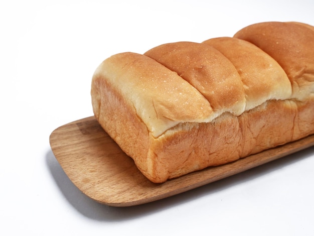 ロティ・ソベック・ゲンボン (Roti sobek gembong) またはカスール (kasur) ソフト・スイート・ミルク・ブン (soft sweet milk bun) は,白色に隔離されている.