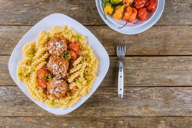 Rotini-pasta met gehaktballetjes en italiaanse tomatensaus