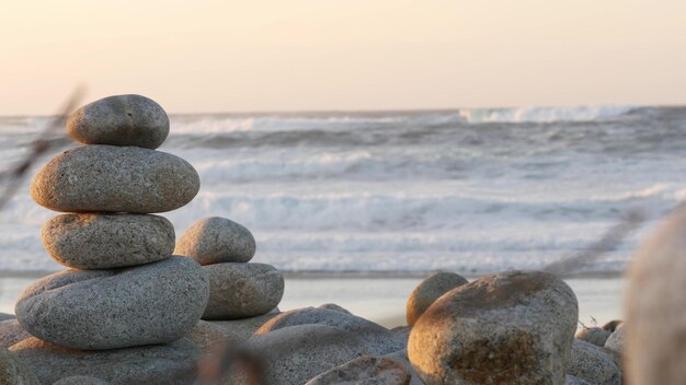 Rots balanceren op kiezelstrand piramide stapels stenen oceaan kust zeewater