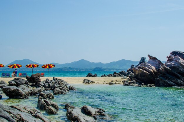 Rots en stenen strand Similan Eilanden met beroemde Sail Rock Phang Nga Thailand natuurlandschap