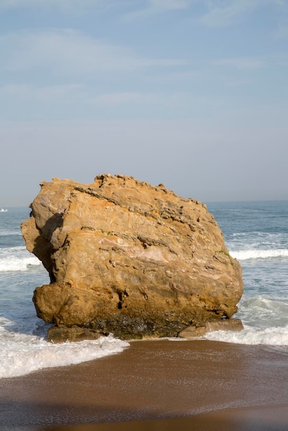 Rots en strand in Biarritz, Frankrijk