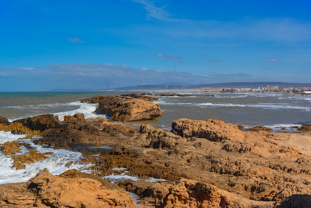 Rotsachtig strand met schuimende golven