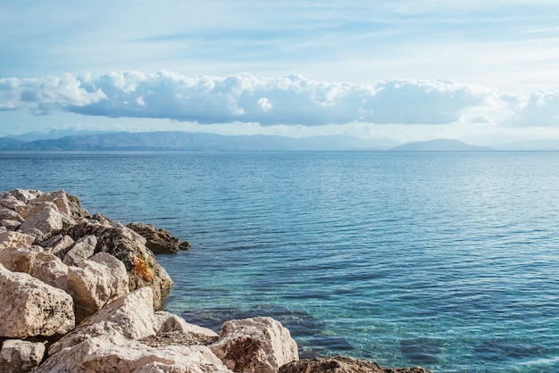 Rotsachtig strand op het eiland Corfu, Griekenland.