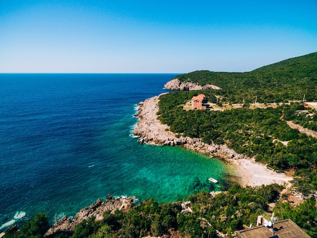 Foto rotsachtig strand van de adriatische zee villa's aan de kust