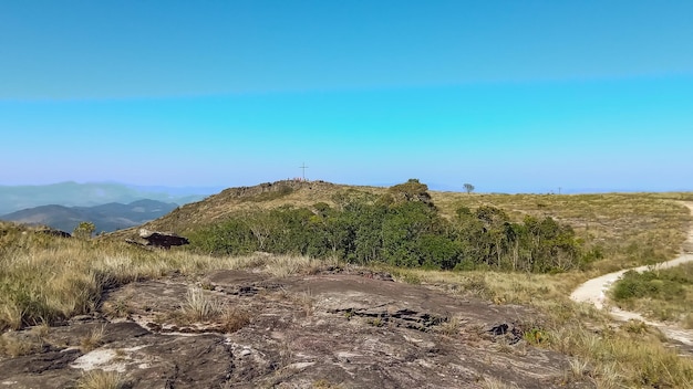 rotsachtig weelderig landschap van Ibitipoca State park in Minas Gerais Brazilië