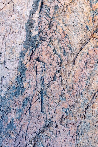 Foto rotsachtige achtergrond met getextureerde muur in fel licht