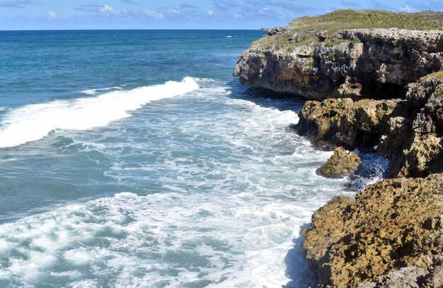 rotsachtige Atlantische kust. Dominicaanse Republiek