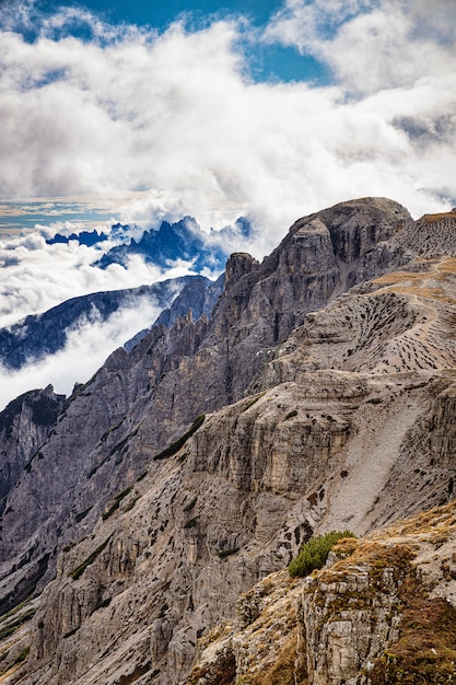 Rotsachtige bergen in italië met bewolkte hemel, dolomieten, tre cime di lavaredo