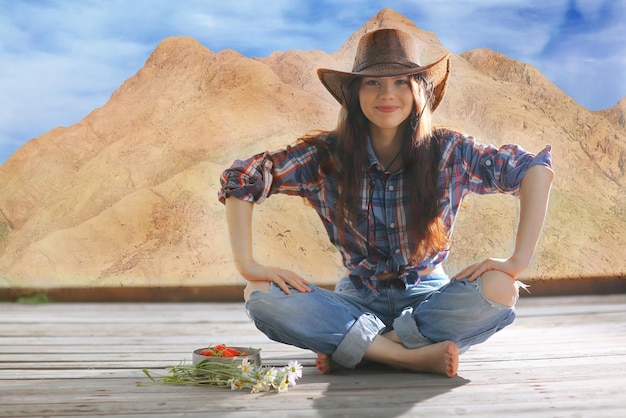 rotsachtige bergen portret van een meisje in een cowboy stijl