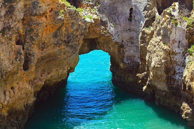 Rotsachtige boog van Ponta da Piedade Lagos Algarve Portugal