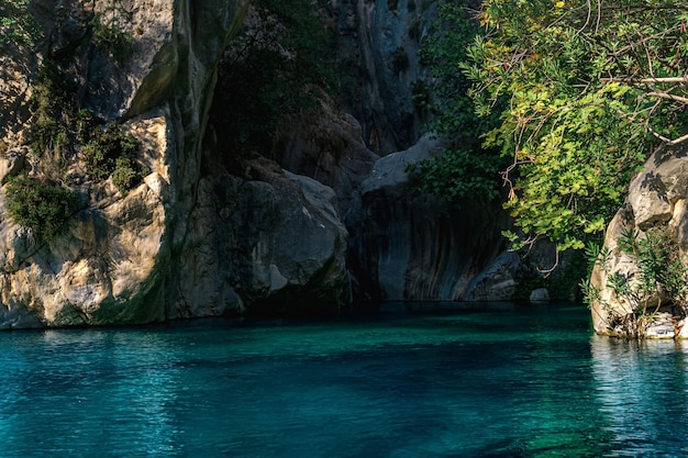 Rotsachtige canyon met helder blauw water in Goynuk, Turkije