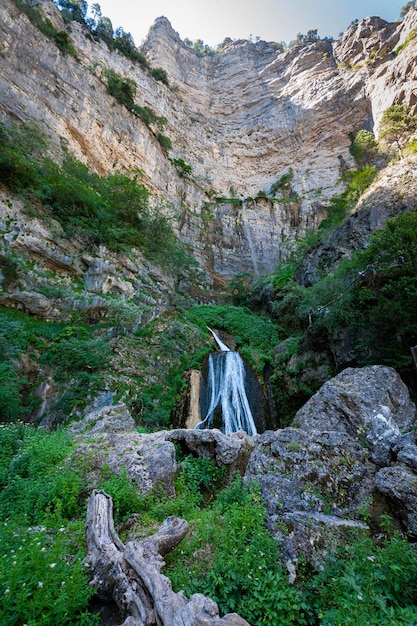 rotsachtige helling en waterval