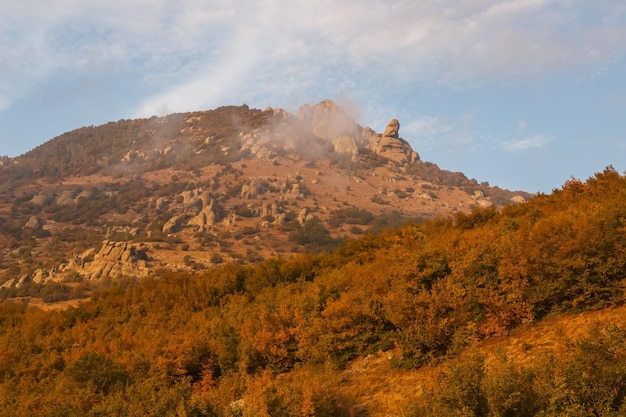 Rotsachtige helling van het Demerdzhi-gebergte