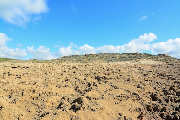 Rotsachtige heuvel onder een blauwe lucht in Argentiera Sardinië