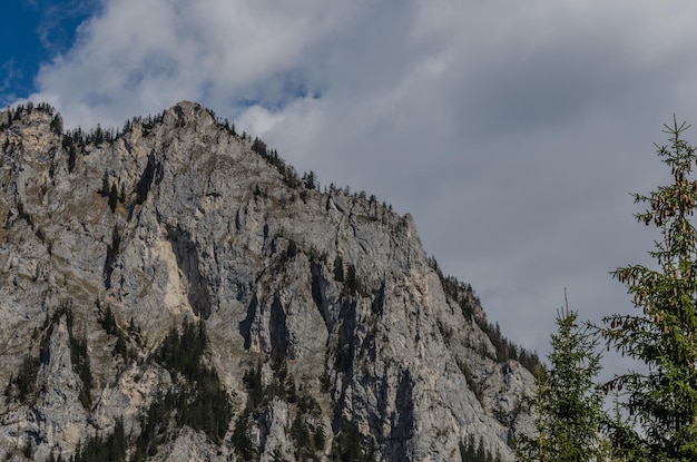 Rotsachtige hoge berg