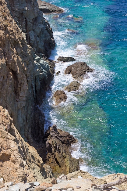 Rotsachtige klif en zeegolven op het eiland Kreta, Griekenland