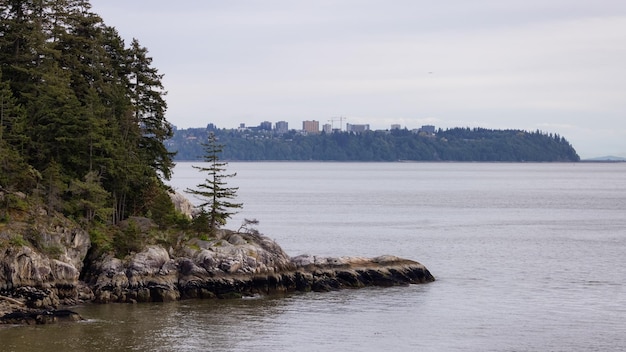 Rotsachtige kust aan de westkust van de Stille Oceaan en ubc op de achtergrond