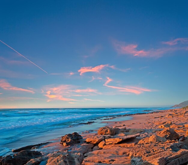 Rotsachtige kust bij zonsondergang op Sardinië