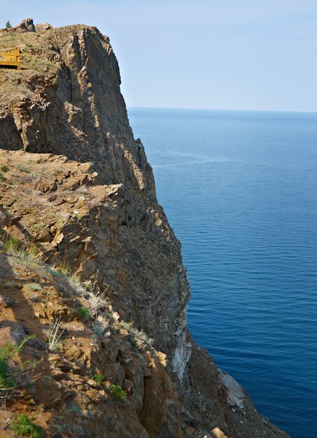 Rotsachtige kust dichtbij Kaap Khoboy Olkhon-eiland, meer Baikal, Siberië, Rusland