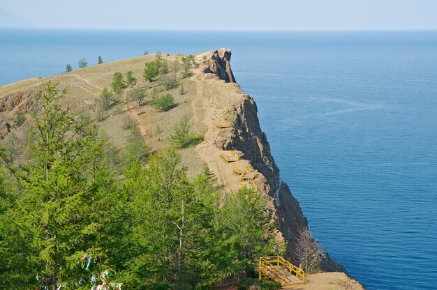 Rotsachtige kust dichtbij Kaap Khoboy Olkhon-eiland, meer Baikal, Siberië, Rusland