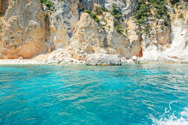 Rotsachtige kust in de Golf van Orosei, Sardinië