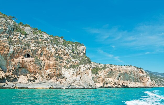 Rotsachtige kust in de Golf van Orosei Sardinië