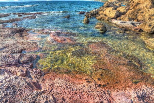 Rotsachtige kust in de schemering in Alghero Italië