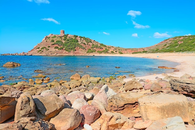 Rotsachtige kust in Porticciolo Sardinië