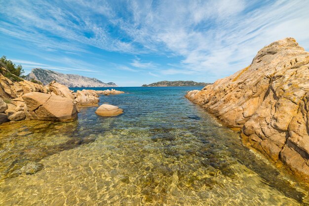 Rotsachtige kust in punta molara, italië