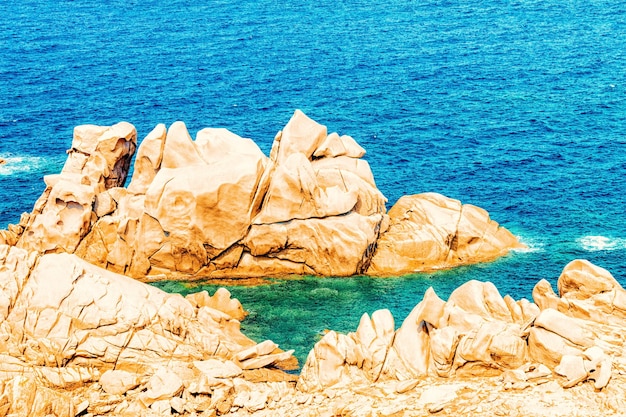 Rotsachtige kust op Capo Testa in Santa Teresa Gallura aan de Middellandse Zee op het eiland Sardinië in de zomer van Italië.