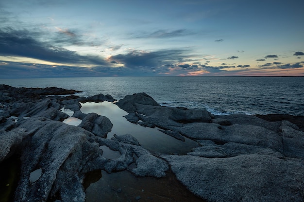 Rotsachtige kust van de Atlantische Oceaan tijdens een levendige zonsondergang