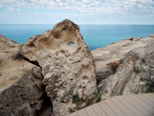 Rotsachtige kust van de Kaspische Zee 16 juli 2019 jaar regio Kazachstan Mangistau