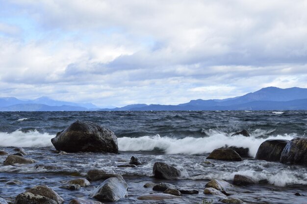 Rotsachtige kust van de prachtige meren in het Argentijnse Lake District in de buurt van Bariloche Argentina