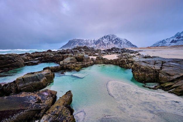 Rotsachtige kust van fjord in Noorwegen