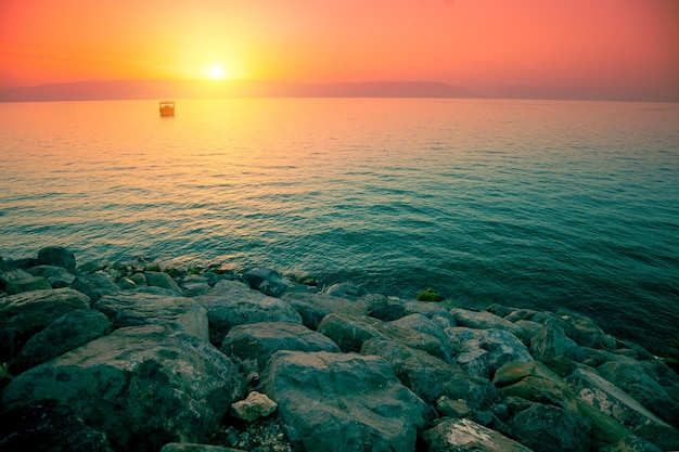 Rotsachtige kust van het Meer van Galilea bij zonsopgang