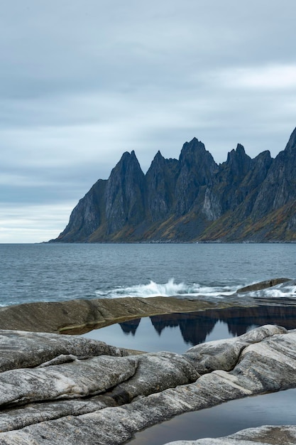 Rotsachtige kust van Tungeneset rotsachtige piekkust Devil's Teeth Okshornan stenen fjorden Senja Island Noorwegen