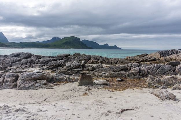 Rotsachtige kust, zandstrand met turkoois water, Lofoten-archipel, Noorwegen