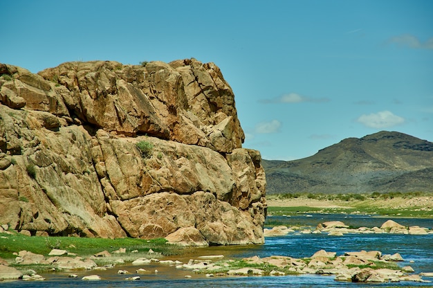 Rotsachtige kust Zavkhan River, rivier in de Govi-Altai Mongolië